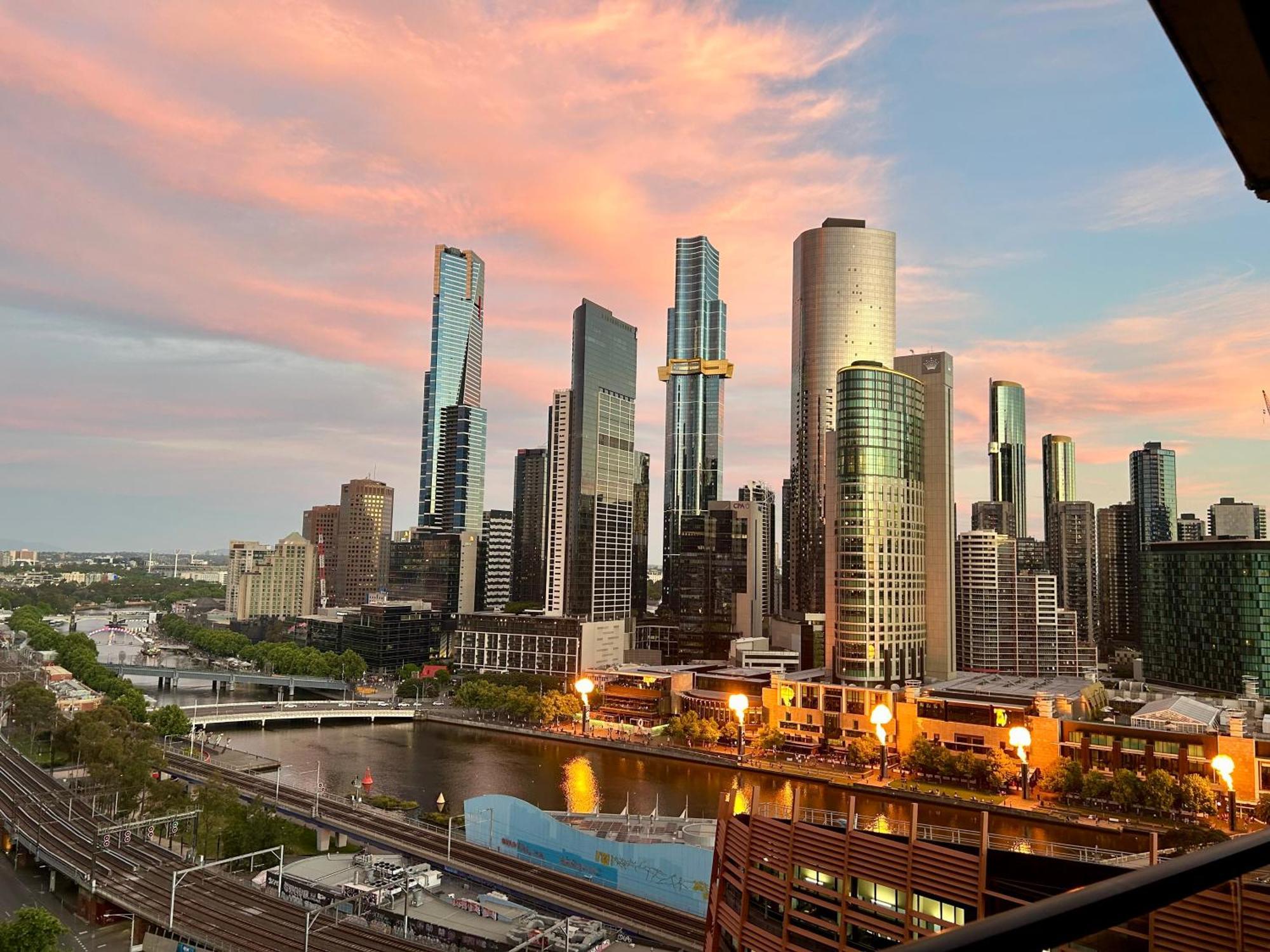 Aura2107, 2 Bedroom Apartment With Balcony, Stunning Yarra River And City Views Melbourne Eksteriør billede